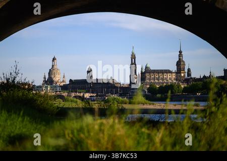 Dresde, Allemagne. 06 mai 2025. Le soir, le soleil brille sur la vieille ville historique de l'Elbe avec la Frauenkirche (gauche-droite), la Ständehaus, la Hofkirche, la mairie et le Hausmannsturm. Crédit : Robert Michael/dpa/Alamy Live News Banque D'Images