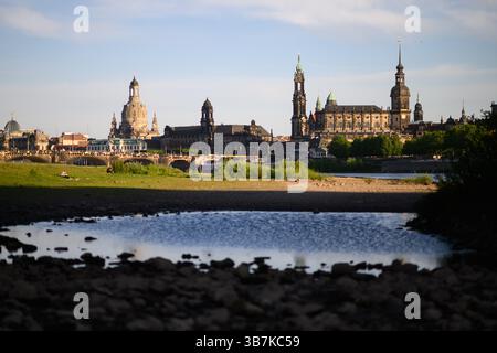 Dresde, Allemagne. 06 mai 2025. Le soir, le soleil brille sur la vieille ville historique de l'Elbe avec la Frauenkirche (gauche-droite), la Ständehaus, la Hofkirche, la mairie et le Hausmannsturm. Crédit : Robert Michael/dpa/Alamy Live News Banque D'Images