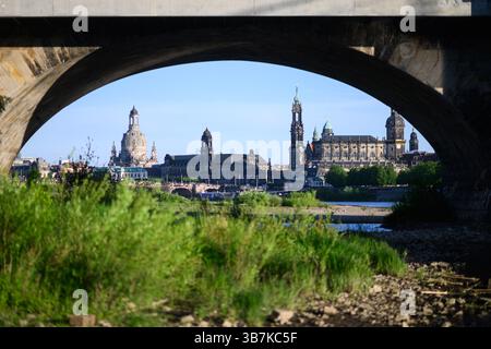 Dresde, Allemagne. 06 mai 2025. Le soir, le soleil brille sur la vieille ville historique de l'Elbe avec la Frauenkirche (gauche-droite), la Ständehaus, la Hofkirche, la mairie et le Hausmannsturm. Crédit : Robert Michael/dpa/Alamy Live News Banque D'Images