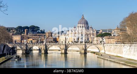 Horizon de Rome avec la basilique Pierre au Vatican panorama Ponte Sant'Angelo pont sur le Tibre en Italie Banque D'Images