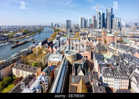 Gratte-ciel de Francfort dans le centre-ville avec le Römer et le main vue de dessus à Francfort, Allemagne Banque D'Images