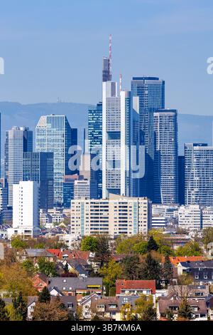 Gratte-ciel de Francfort avec des banques du haut format portrait vue de dessus à Francfort, Allemagne Banque D'Images