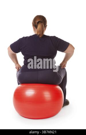 Grosse femme avec une grosse boule cardan rouge Banque D'Images