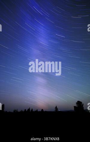 Ciel étoilé nocturne en haute montagne Banque D'Images