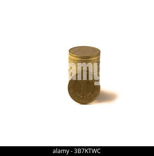 Une pile de pièces ukrainiennes valant une hryvnia sur fond blanc. Banque D'Images