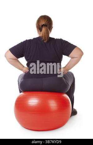 Grosse femme avec une grosse boule cardan rouge Banque D'Images