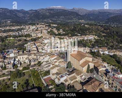 Village Campanet avec la Sierra de Tramuntana enneigée en arrière-plan, Majorque, Îles Baléares, Espagne, Europe Banque D'Images