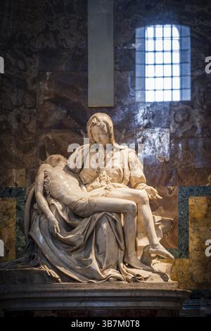 Pieta del Vaticano, groupe de sculptures en marbre réalisé par Michel-Ange, basilique papale de Saint-Pierre, État de la Cité du Vatican, Rome, Latium, Italie Banque D'Images
