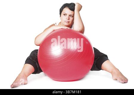Grosse femme avec une grosse boule rouge Banque D'Images