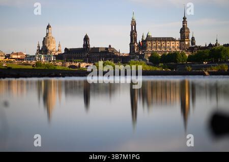 Dresde, Allemagne. 06 mai 2025. Le soir, le soleil brille sur la vieille ville historique de l'Elbe avec la Frauenkirche (gauche-droite), la Ständehaus, la Hofkirche, la mairie et le Hausmannsturm. Crédit : Robert Michael/dpa/Alamy Live News Banque D'Images