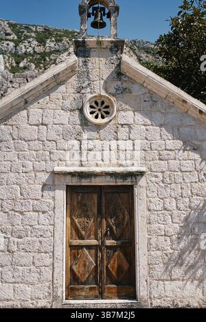 Ancienne église en pierre de nouveaux Michael avec un clocher sur le toit. Dobrota, Monténégro. Banque D'Images