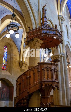 Intérieur de la belle Cathédrale Collegiale de Neuchâtel dans la ville de Neuchâtel, Canton Neuchâtel, Suisse, Europe Banque D'Images