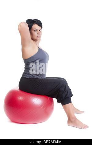 Grosse femme avec une grosse boule rouge Banque D'Images