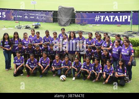 Kolkata, Inde. 06 mai 2025. Juhi Chawla, actrice de Bollywood et copropriétaire de KKR, avec 40 Shahoshi Ranis, assiste à la séance d'entraînement et interagit avec les joueurs à Eden Gardens à Kolkata, en Inde, le 6 mai 2025. (Photo de Debajyoti Chakraborty) crédit : NurPhoto SRL/Alamy Live News Banque D'Images