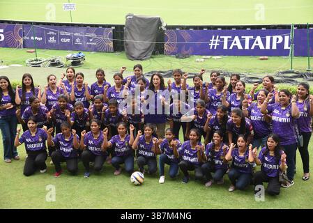 Kolkata, Inde. 06 mai 2025. Juhi Chawla, actrice de Bollywood et copropriétaire de KKR, avec 40 Shahoshi Ranis, assiste à la séance d'entraînement et interagit avec les joueurs à Eden Gardens à Kolkata, en Inde, le 6 mai 2025. (Photo de Debajyoti Chakraborty) crédit : NurPhoto SRL/Alamy Live News Banque D'Images