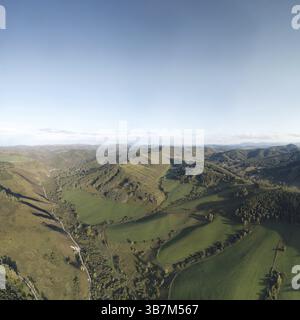 Drone vue sur les hiils de prairie d'automne et la forêt. Prise de vue aérienne de la nature. Altaï Regoin, Russie, Europe Banque D'Images