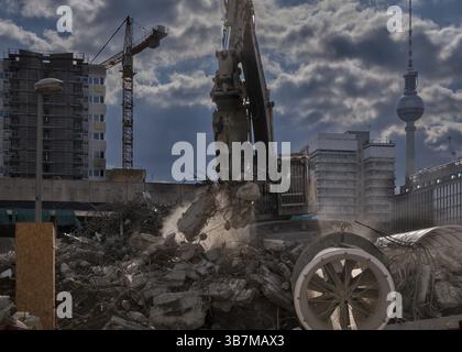 Allemagne, Berlin, 01.04.2025, bâtiment de grande hauteur de démolition, (modernisme de la RDA), Muellerstrasse / Otto-Braun-Strasse, excavatrice, Europe Banque D'Images