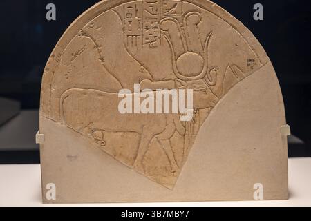 Stèle avec Hathor comme vache, calcaire, XVIIIe dynastie, temple Mentuhotep II, Deir el-Bahari, Thèbes, Égypte, collection du British Museum, Afrique Banque D'Images