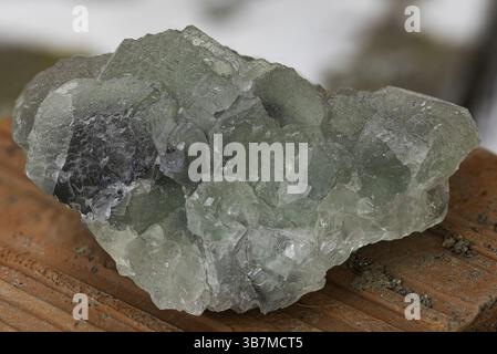 spécimen de fluorite vert présentant des cristaux cubiques bien définis avec des surfaces translucides, naturellement affichés sur terre cuite rustique, parfait pour scient Banque D'Images