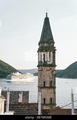 Vue de derrière le clocher de l'église des membres Nicholas d'un bateau de croisière naviguant sur la mer. Perast, Monténégro. Banque D'Images