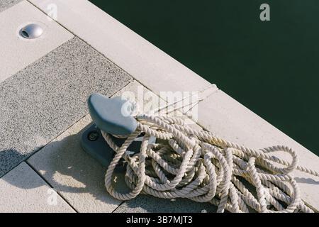 Nouveau bollard maritime moderne dans une marina de yacht. Banque D'Images