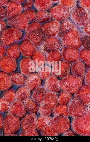Le procédé de fabrication de la confiture de fraise à partir de baies fraîches Banque D'Images