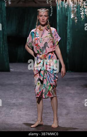 MIAMI BEACH, FLORIDE - MAI 31 : un mannequin marche sur la piste pour Designz by Raga pendant la semaine de natation du Bureau Miami au Palm House le 31 mai 2024 à Miami Beach, Floride....personnes : mannequin (crédit image : © SMG via ZUMA Press Wire) Banque D'Images