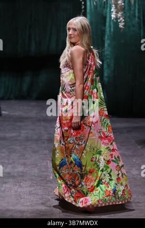 MIAMI BEACH, FLORIDE - MAI 31 : un mannequin marche sur la piste pour Designz by Raga pendant la semaine de natation du Bureau Miami au Palm House le 31 mai 2024 à Miami Beach, Floride....personnes : mannequin (crédit image : © SMG via ZUMA Press Wire) Banque D'Images