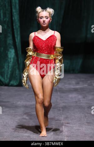MIAMI BEACH, FLORIDE - MAI 31 : un mannequin marche sur la piste pour Margeaux Paris pendant la semaine de natation du Bureau Miami au Palm House le 31 mai 2024 à Miami Beach, Floride....personnes : mannequin (crédit image : © SMG via ZUMA Press Wire) Banque D'Images