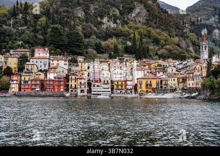 Maisons colorées sur la côte de Varenna dans le contexte de hautes montagnes. Italie. Banque D'Images
