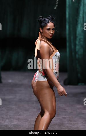 MIAMI BEACH, FLORIDE - MAI 31 : un mannequin marche sur la piste pour Chung Yuul pendant la semaine de natation du Bureau Miami au Palm House le 31 mai 2024 à Miami Beach, Floride....personnes : mannequin (crédit image : © SMG via ZUMA Press Wire) Banque D'Images
