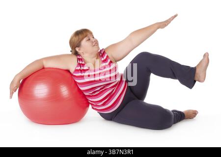 Grosse femme avec une grosse boule cardan rouge Banque D'Images