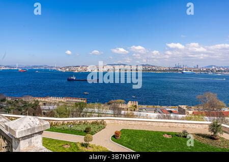 Vue panoramique sur le détroit du Bosphore depuis le palais de Topkapi, avec des vues panoramiques sur les gratte-ciel d'Istanbul et les voies navigables historiques. Istanbul, Turquie Turkiye Banque D'Images