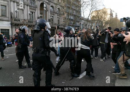 17 décembre 2023, Ciudad Autonoma, Buenos Aires, argentine : différentes organisations protestent devant le Parlement législatif tandis que les députés débattent de l'approbation ou du rejet de la mesure signée par Javier Milei (crédit image : © Virginia Chaile/ZUMA Press Wire) Banque D'Images