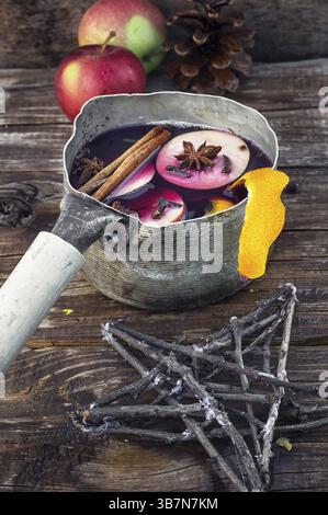 Pot rétro avec vin chaud dans la nature morte d'automne Banque D'Images