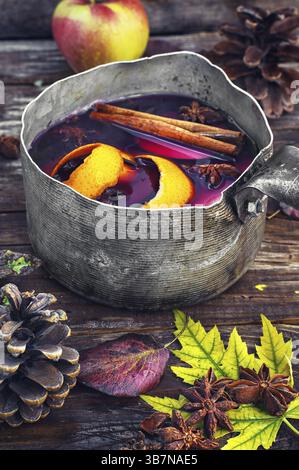 Pot rétro avec vin chaud dans la nature morte d'automne Banque D'Images