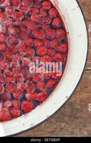 Le procédé de fabrication de la confiture de fraise à partir de baies fraîches Banque D'Images