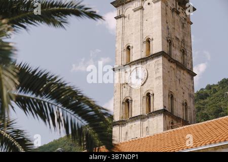 Horloge sur le clocher de l'église de préparNicholas. Monténégro. Banque D'Images