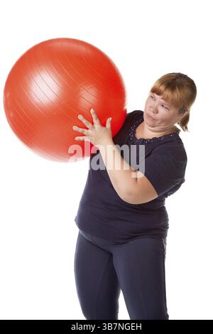 Grosse femme avec une grosse boule cardan rouge Banque D'Images