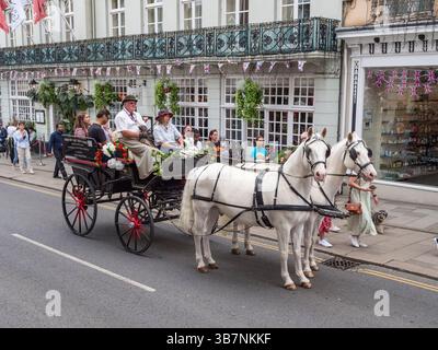 Une calèche tirée par des chevaux passant par Windsor, Berkshire, Royaume-Uni. Banque D'Images