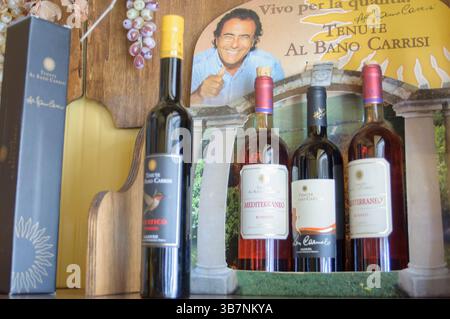 7 août 2011, Fasano, Italie : bouteilles de vin produites dans la ferme d'Albano Carrisi, célèbre chanteur italien originaire des Pouilles, dans un point de rafraîchissement dans le safari-parc de Fasano. Situé à Fasano, dans la province de Brindisi, dans les Pouilles, le safari-parc Fasano (en italien Zoosafari) est le plus grand zoo que vous pouvez visiter en voiture en Italie. Né en 1973, avec ses 30 hectares de parc animalier (140 hectares en considérant également le parc d’attractions attenant Fasanolandia) c’est le Royaume de la biodiversité, une oasis naturelle qui accueille et préserve, en toute liberté dans un cadre absolument protégé Banque D'Images