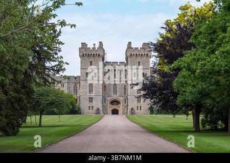 Vue depuis la longue promenade de l'entrée George IV Gateway au château de Windsor, Windsor, Berkshire, Royaume-Uni. Banque D'Images
