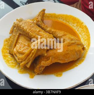 Cuisine traditionnelle indonésienne : Gulai Ayam Padang. Gulai Ayam est un plat de poulet au curry de Padang, dans l'ouest de Sumatra Banque D'Images