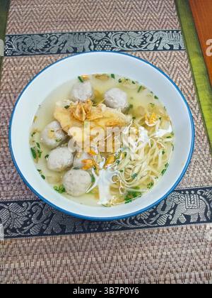 Baso Tahu Kuah ou Batagor Kuah est un plat indonésien composé de tofu fourré de boulettes de viande, puis servi avec un bouillon chaud Banque D'Images