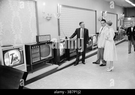 20 mai 2022, Washington, DC, USA : couple shopping pour une télévision, Woodward & Lothrop grand magasin, Washington, DC, USA, Marion S. Trikosko, collection de photographies du magazine U.S. News & World Report, août 1958 (crédit image : © JT Vintage via ZUMA Press Wire) Banque D'Images