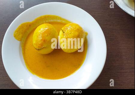 Gulai Telur ou œufs durs en sauce curry douce, nourriture indonésienne Minangkabau Padang de l'ouest de Sumatra. Banque D'Images