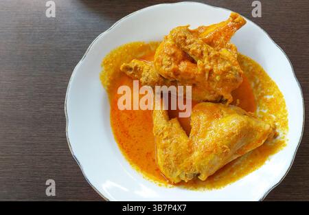Cuisine traditionnelle indonésienne : Gulai Ayam Padang. Gulai Ayam est un plat de poulet au curry de Padang, dans l'ouest de Sumatra Banque D'Images