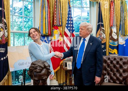 Le président Donald Trump rencontre Ksenia Karelina, ballerine américaine libérée d’une prison russe, lundi 5 mai 2025. (Photo officielle de la Maison Blanche par Joyce N. Boghosian) Banque D'Images
