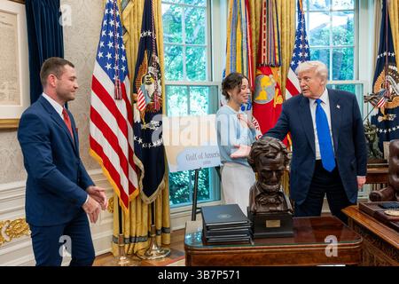 Le président Donald Trump rencontre Ksenia Karelina, ballerine américaine libérée d’une prison russe, et son petit ami, le boxeur sud-africain Chris Van Heerden, lundi 5 mai 2025. (Photo officielle de la Maison Blanche par Joyce N. Boghosian) Banque D'Images