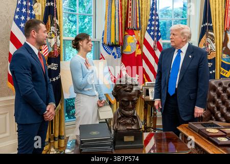 Le président Donald Trump rencontre Ksenia Karelina, ballerine américaine libérée d’une prison russe, et son petit ami, le boxeur sud-africain Chris Van Heerden, lundi 5 mai 2025. (Photo officielle de la Maison Blanche par Joyce N. Boghosian) Banque D'Images